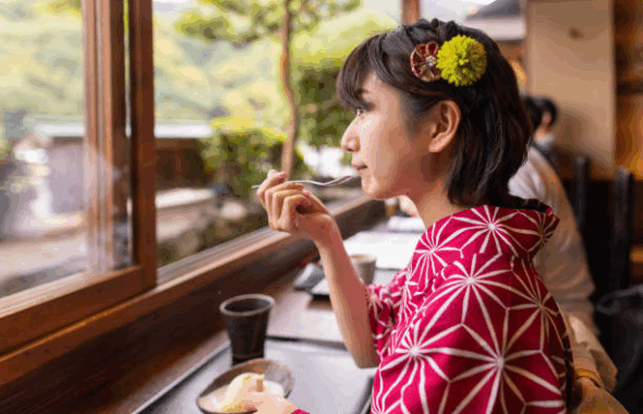 着物を着て古民家カフェ巡り：レトロモダンを楽しむ休日