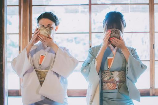 着物をより美しく見せる所作：手元・足元・視線のポイント