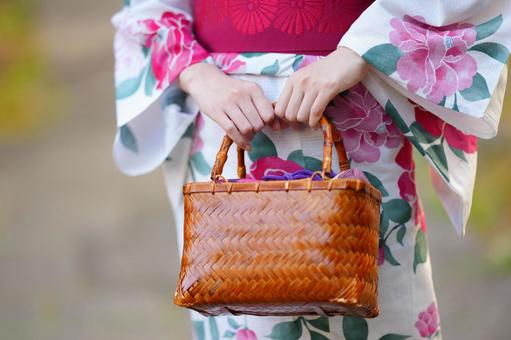 和装に似合うバッグの選び方：クラッチから巾着まで【永久保存版】